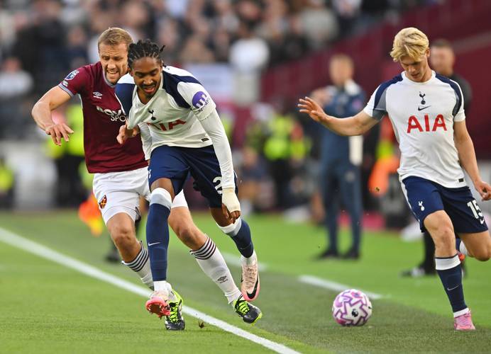 前河北队门将王年将成拍戏时被打伤，眼角被打开缝了三针（前河北队门将王年将在拍戏时受伤，眼角撕裂缝三针）