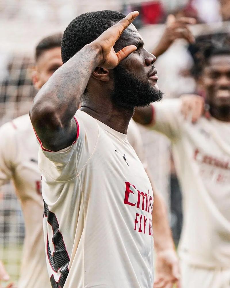 中超赛场争议判罚：VAR判罚引发热议,（中超裁判风波：VAR判决引爆热议）