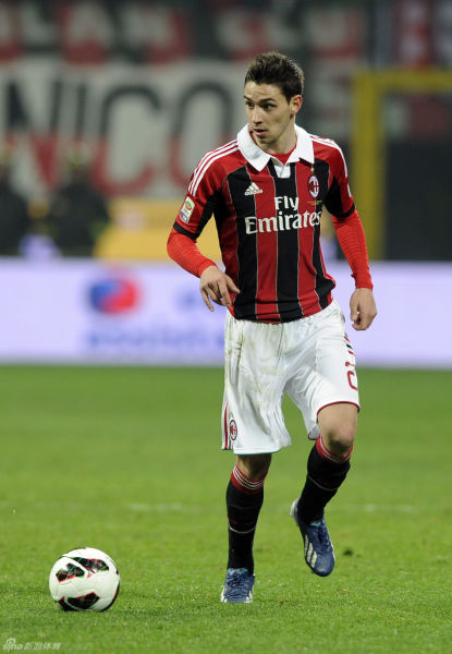 曼城无情碾压对手再夺焦点（曼城强势击败对手再成焦点）