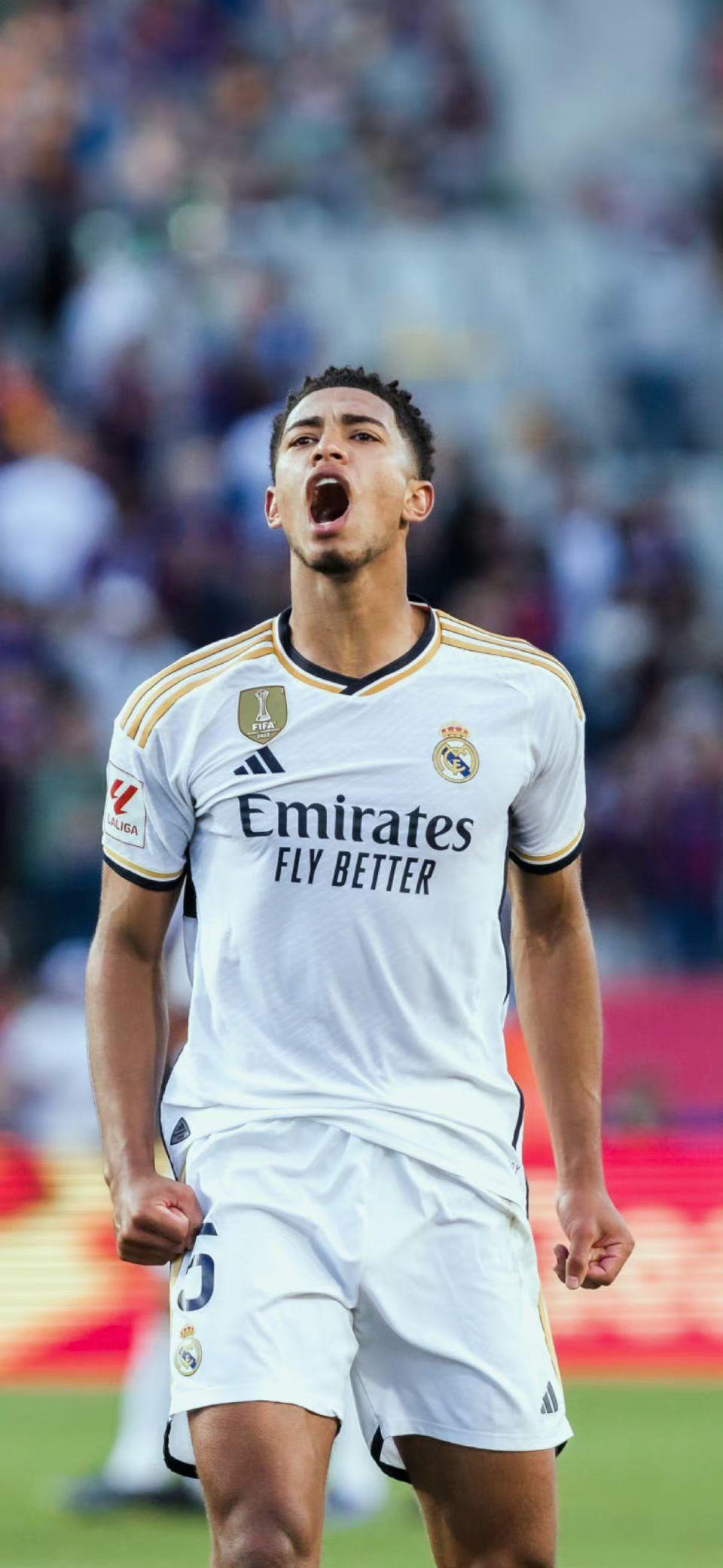 意大利队防守依旧稳固（意大利后防依然稳健）