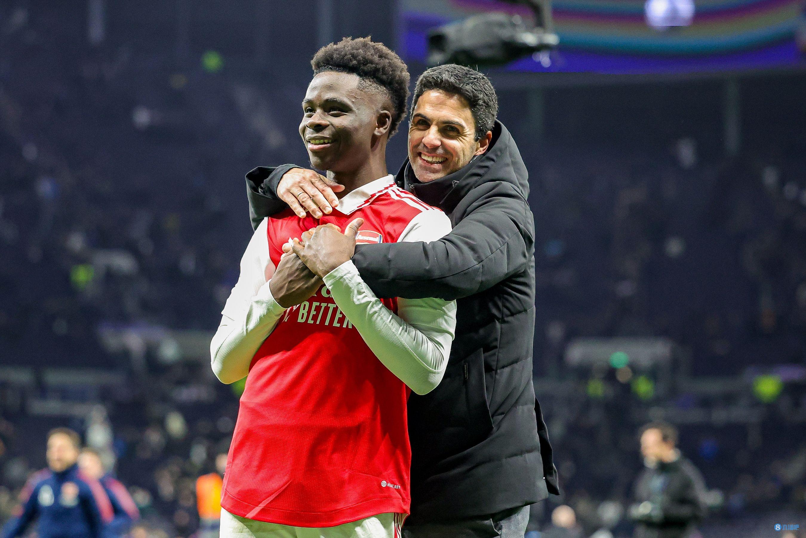 德尚在克莱枫丹问候球员：为卡马庆生、与坎特重逢（德尚抵达克莱枫丹慰问队员：为卡马庆生，重逢坎特）