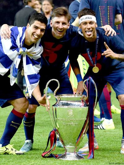 篮球湖人新秀完成生涯首次双双（湖人新秀斩获生涯首个两双）