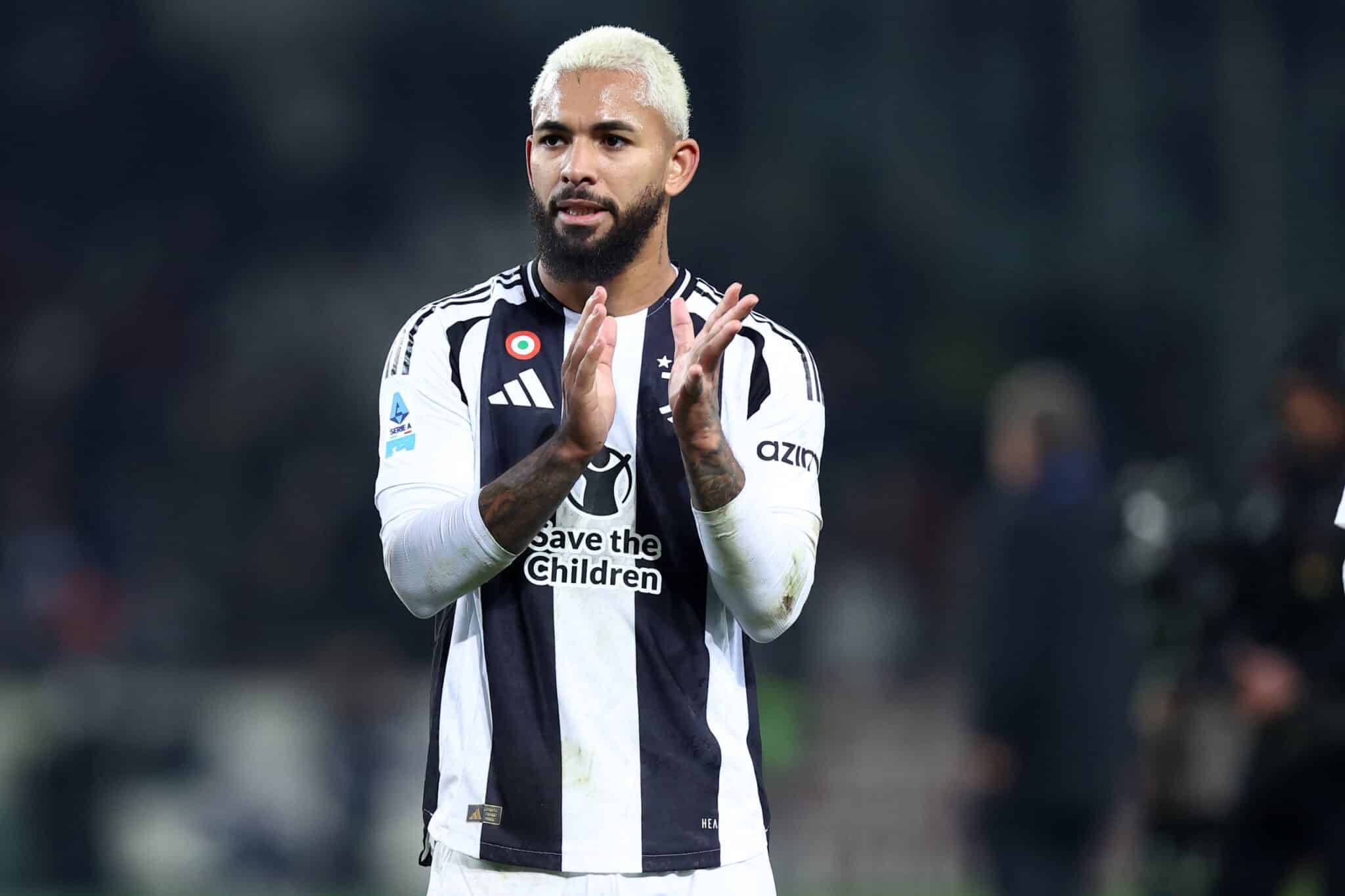 门将扑出点球，全场掌声雷动（门将神勇扑点，全场掌声如潮）