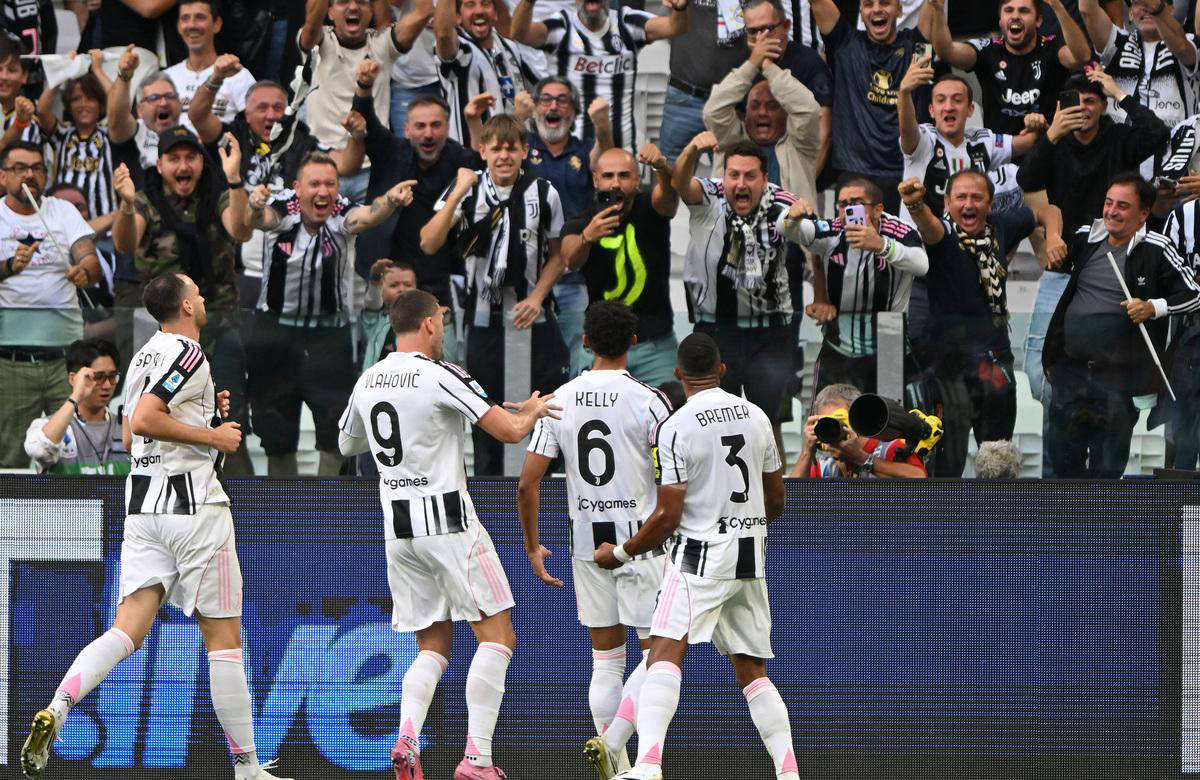 C罗挑战机器人守门员，射门频频被挡出，最后抓住漏洞进球（C罗与机器人门将过招，多次射门被化解，终寻破绽破门）