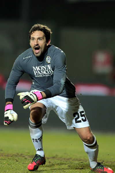 赛后留在狼队主场加练的曼联替补们！ 加油！（曼联替补赛后留守狼队主场加练，继续加油！）