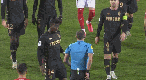 欧冠：拜仁客场3-2险胜萨格勒布迪纳摩（欧冠赛场：拜仁客场3比2险胜萨格勒布迪纳摩）